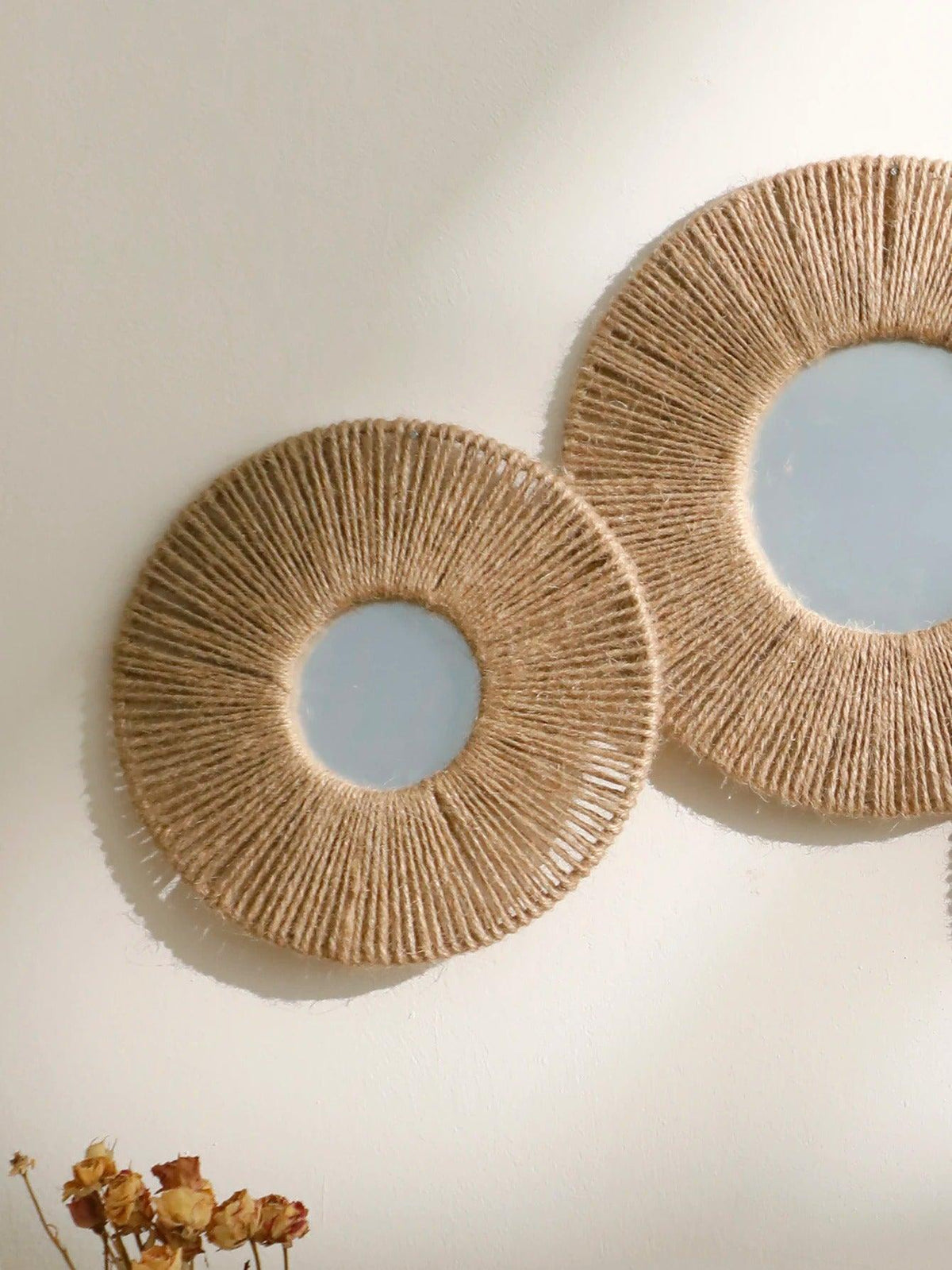 Interieur Nest | Ronde decoratieve wandspiegel in boho stijl met geweven henneptouw