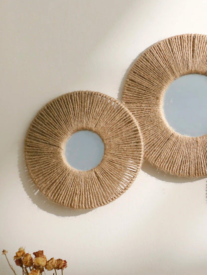 Interieur Nest | Ronde decoratieve wandspiegel in boho stijl met geweven henneptouw