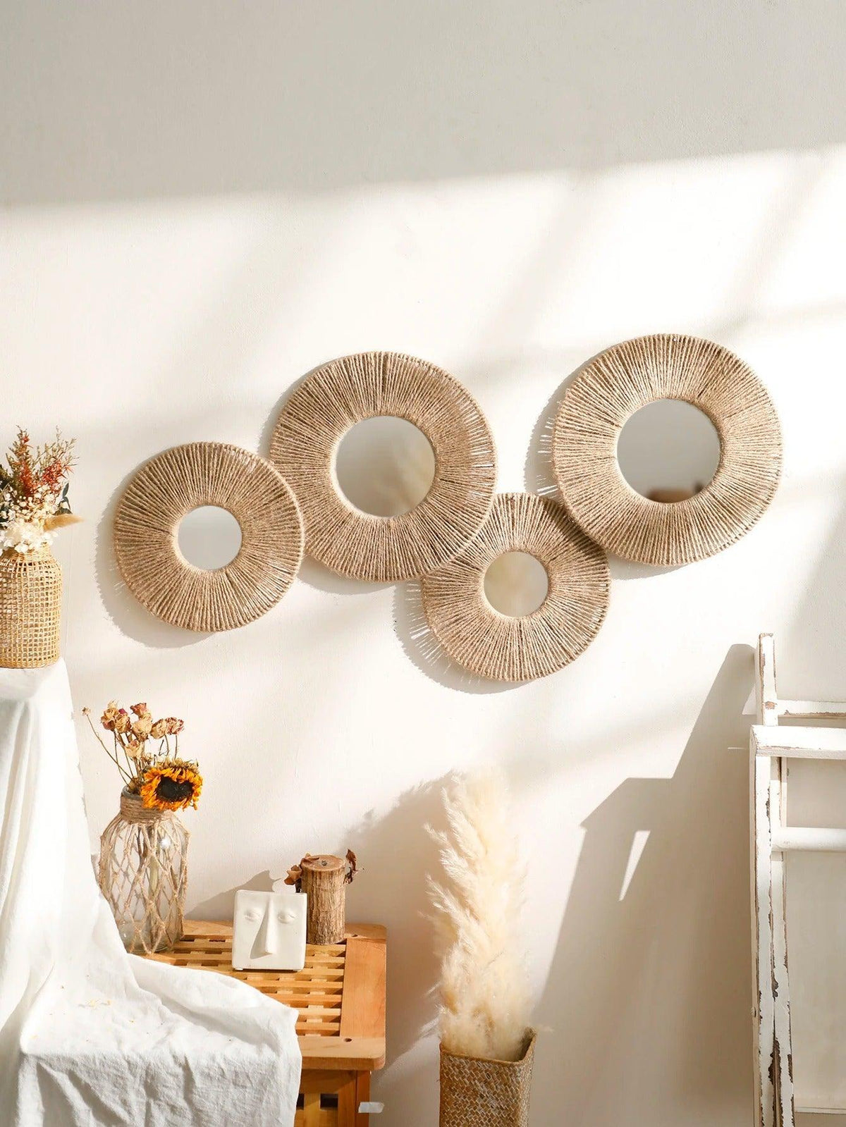 Interieur Nest | Ronde decoratieve wandspiegel in boho stijl met geweven henneptouw