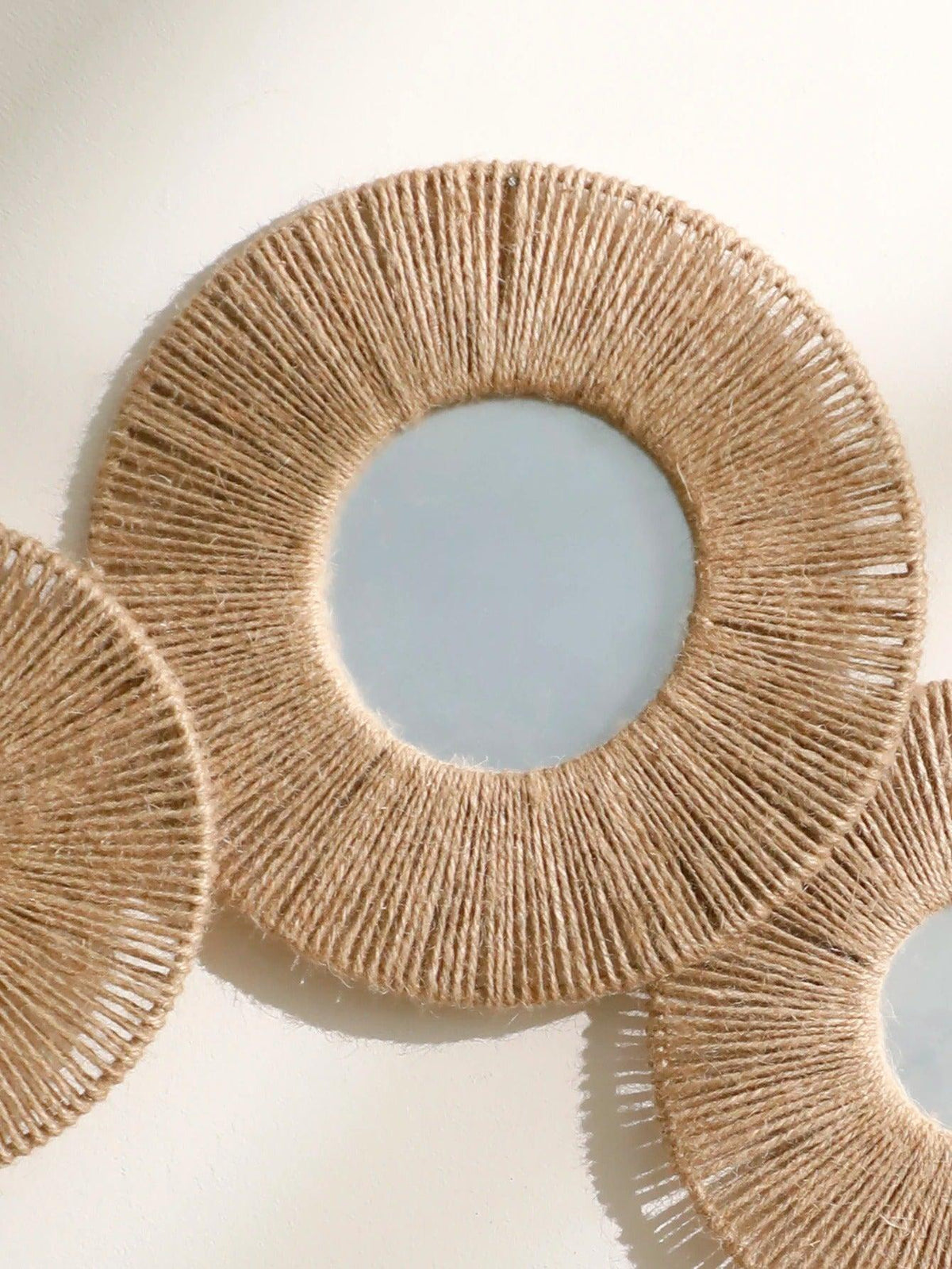 Interieur Nest | Ronde decoratieve wandspiegel in boho stijl met geweven henneptouw